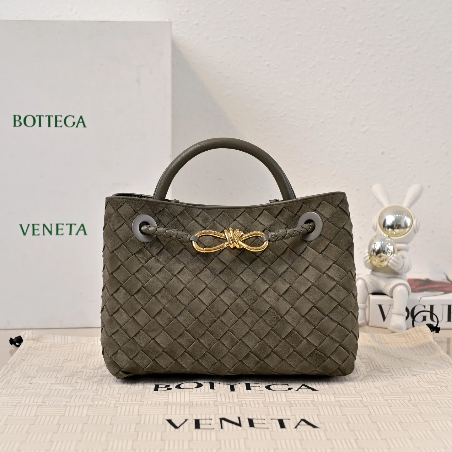 Batch 1960 #BV new suede Andiamo 🎈 Warm deerskin Andiamo for autumn and winter is here🍂 Made of cashmere calf deerskin, the touch is softer and more delicate, and the overall body is very full and high-end! The shoulder strap has a sliding metal knot buckle that can be adjusted at will. It can be carried on the shoulder/handheld/cross-body in various ways. The bag has a large capacity and is suitable for commuting/daily use/traveling. This bag is divided into small/medium/large sizes. There is always one that suits you. Then take me with you🎀🎀 Dimensions: 25x22x10.5 Model: 7463